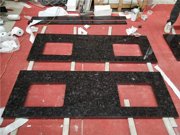 Taulells de granit marró antic